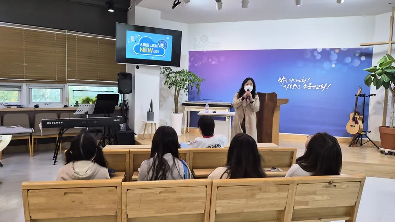 앞쪽에서 설교하는 목사와 긴 의자에 앉아 듣는 교인들