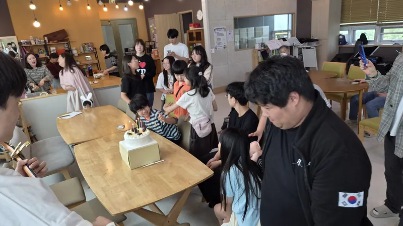 카페 테이블에 모여 케이크를 앞에 두고 함께 이야기하는 교인들