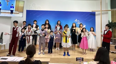 무대 위에 줄지어 선 아이들의 공연