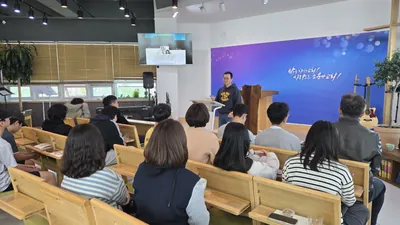 예배 공간에서 강사의 이야기를 듣는 사람들
