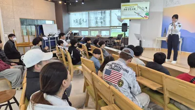 예배 공간을 가득 채우고 강연을 듣는 사람들