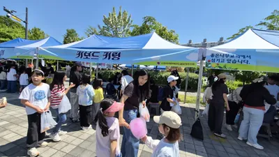 천막 아래 모인 축제 참가자들