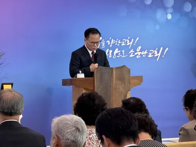 단상에서 설교하는 목사와 앞자리에 앉은 교인들